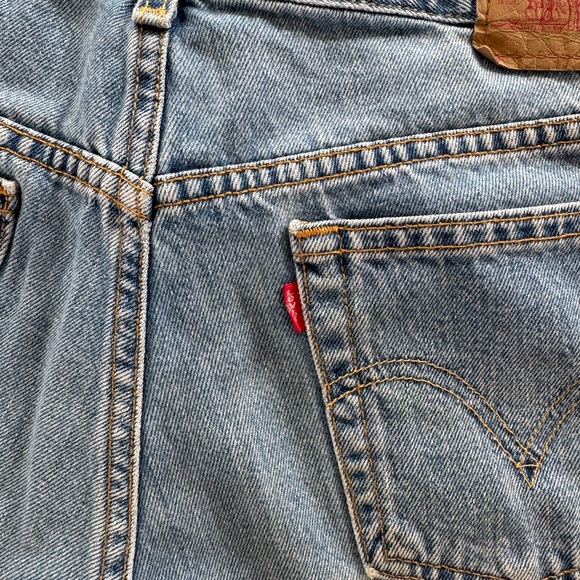 Levi’s Denim Frayed Hem Women's Shorts - Picture 2 of 7